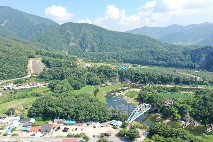 [크기변환]240719보도자료(청송군, 시원한 여름 휴가지 추천[느낌과 쉼이 있는 산소카페 청송군으로 오세요-신성계곡 방호정]).jpg