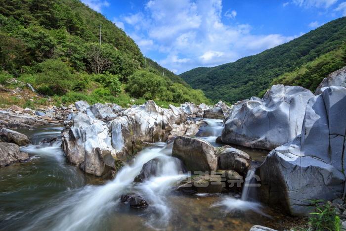 [크기변환]240719보도자료(청송군, 시원한 여름 휴가지 추천[느낌과 쉼이 있는 산소카페 청송군으로 오세요-신성계곡 백석탄]).jpg