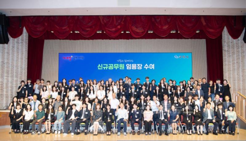 [총무과]가족과 함께하는 공직 첫걸음…신규 공무원 임용식 ‘눈길’1.jpg