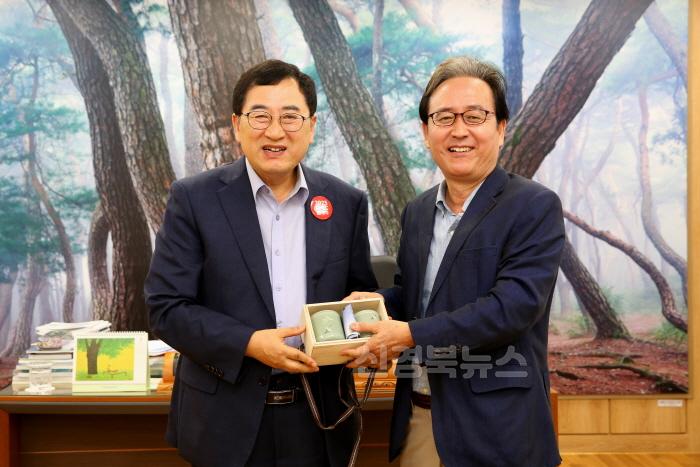 [크기변환]2-2. 주낙영 시장이 신봉길 한국외교협회장에게 선물(청자 찻잔) 전달 후 기념촬영을 하고 있다.JPG