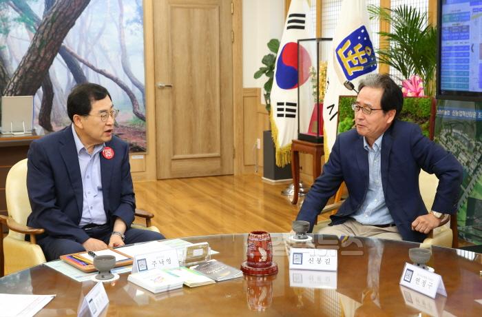 [크기변환]2-1. 주낙영 시장이 23일 시청에서 신봉길 한국외교협회장을 접견하고 있다.JPG