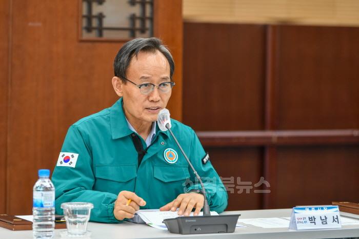 [크기변환]영주-1-2 박남서 영주시장이 이번 보고회를 토대로 여행이 편하고 쉬운 영주관광을 실현하겠다 말했다.jpg