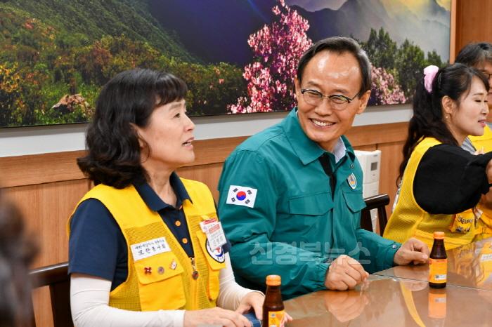 [크기변환][크기변환]영주-1-3 (왼쪽부터)신영희 회장이 박남서 영주시장에게 봉사경험을 얘기하고 있다.jpg