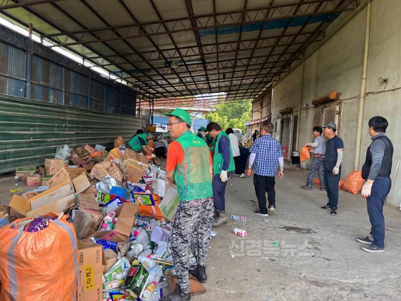 5 [사진] 신녕면 새마을남녀협의회, 깨끗한 농촌환경 위한 농약병 수거활동 전개 (2).jpeg