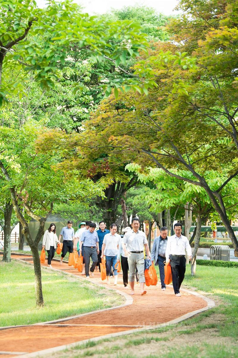 형곡공원 맨발길2.jpg