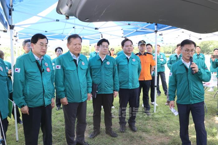 [크기변환]1-3. 송호준 경주부시장이 29일 토함산 일원에서 땅밀림에 따른 산사태 피해 현황에 대해 보고하고 있다.jpg