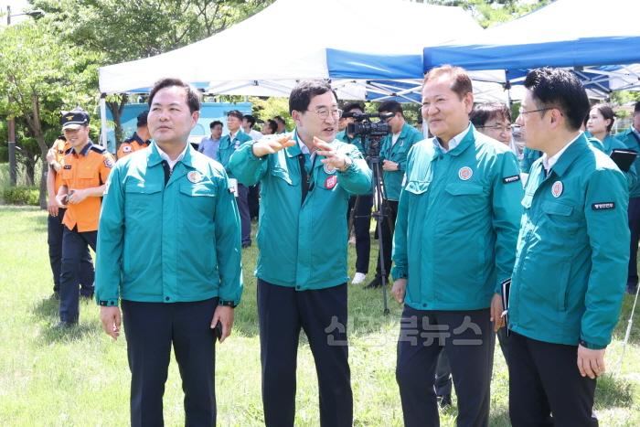 [크기변환]1-1. 주낙영 경주시장이 이상민 행정안전부 장관에게 29일 토함산 일원 현장에서 땅밀림에 대해 설명하고 있다.jpg