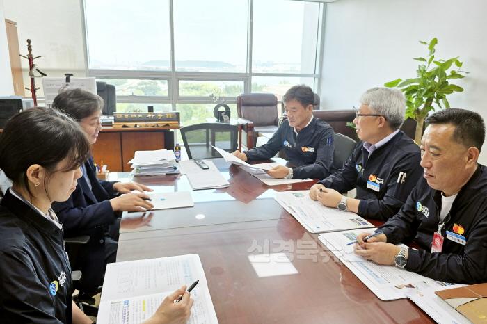 [크기변환]240730보도자료(윤경희 청송군수, 25년도 국비 확보를 위한 국회방문) (4).jpg