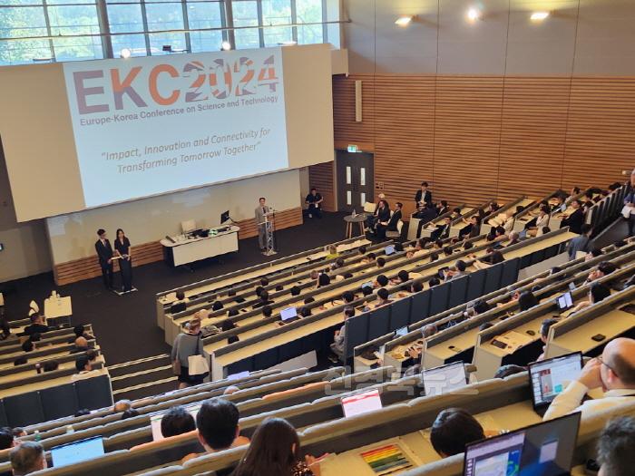 [크기변환]240731 포항시, 영국에서 혁신 과학 산업 알린다! EKC 2024 홍보관 운영3.JPG