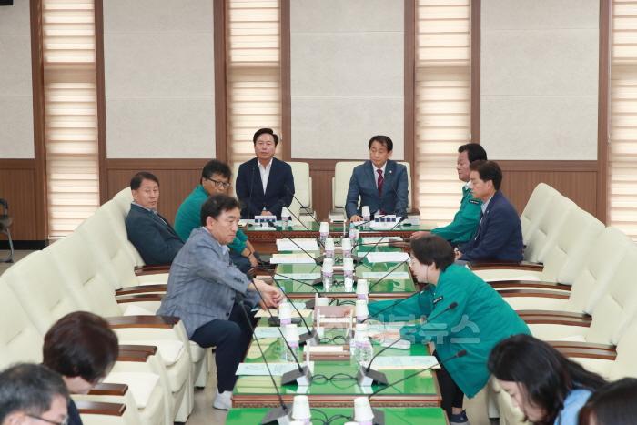 [크기변환]제3차_의원전체간담회 (2).jpg