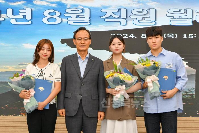 [크기변환]영주-2-2 영주시 8월 월례회에서 데이터 분석·활용 공모전 수상후 기념촬영.jpg