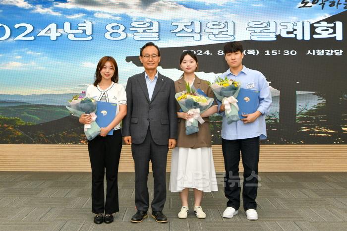 [크기변환]영주-2-1 영주시 8월 월례회에서 데이터 분석·활용 공모전 수상후 기념촬영.jpg