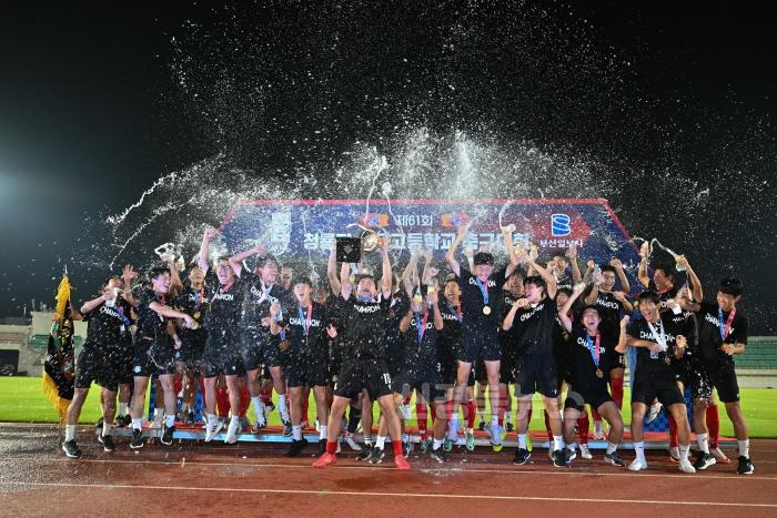 [크기변환]1-2_영덕고 축구부, 42년 만에 전국대회 우승 꿈 이뤄.jpg