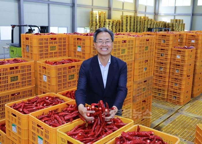 [크기변환]1-2 사진(영양군， 홍고추 수매로 명품 빛깔찬 생산에 박차!).jpg