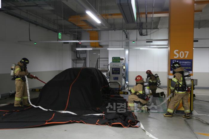 [크기변환]전기차 충전시설 화재진압훈련 사진.JPG