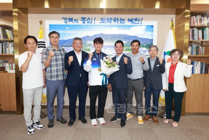 [크기변환]2024 08 06 파리올림픽 금메달 김제덕 선수 방문(체육사업소)117.JPG
