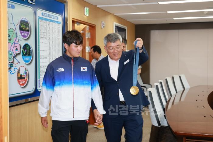 [크기변환]2024 08 06 파리올림픽 금메달 김제덕 선수 방문(체육사업소)196.JPG