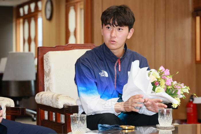 [크기변환]2024 08 06 파리올림픽 금메달 김제덕 선수 방문(체육사업소)533.JPG