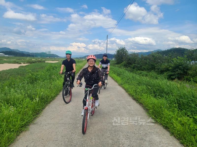 김천시 자전거 타기 좋은 도시 향해 ‘가속페달’-도로철도과(사진2, 감천뚝방길 자전거타기).jpg