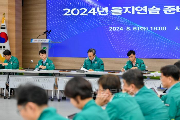 [크기변환]영주-2-2 박남서 영주시장(왼쪽 3번째) 등 참석자들이 준비상황을 점검하고 있다.jpg