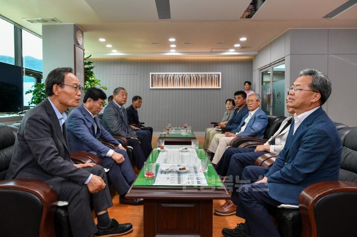 [크기변환]영주-1-2 박남서 영주시장(왼쪽)과 오도창 영양군수 등 양 시군 참석자들이 환담을 나누고 있다.jpg