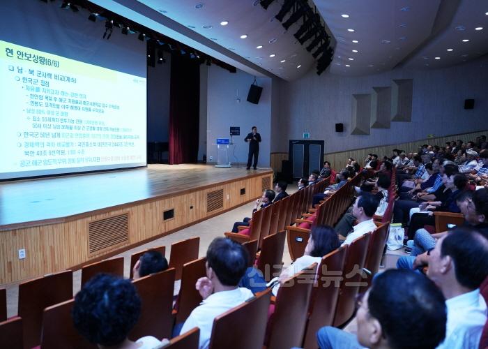 [크기변환]10 [사진] 영천시  대구 군부대 유치 군 전문가 초청 시민특강  민간유치추진위원회 현안회의 개최 (3).jpg