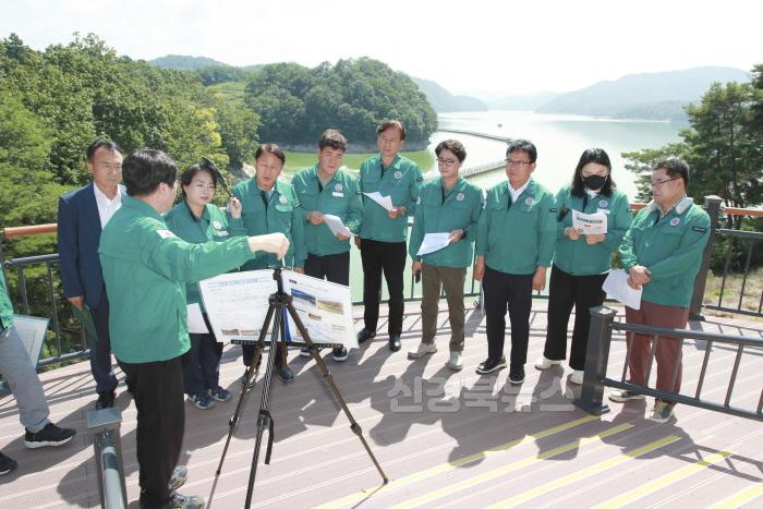 [크기변환]경제도시위원회(위원장_김상진)_안동댐_녹조발생에_따른_현장점검 (1).jpg
