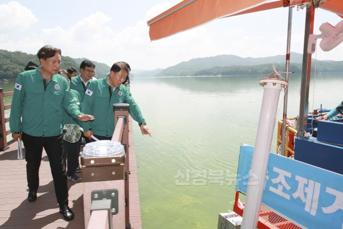 [크기변환]경제도시위원회(위원장_김상진)_안동댐_녹조발생에_따른_현장점검 (3).jpg