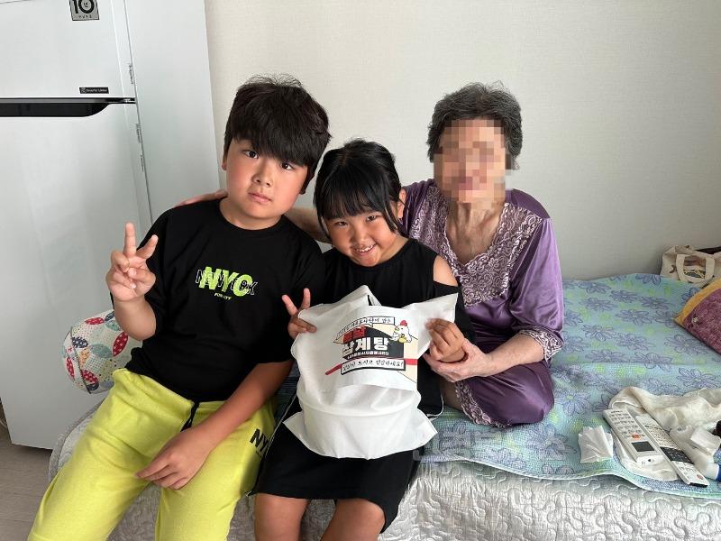 2 [사진] 영천시자원봉사센터, 도담도담가족봉사단 사랑의 손편지와 함께 삼계탕 배달봉사 (1).JPG