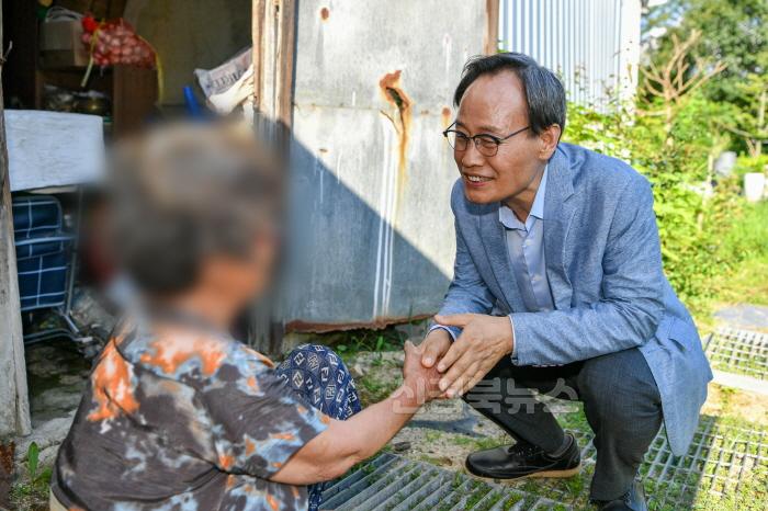 [크기변환]영주-1-2 박남서 영주시장이 홀몸 어르신의 폭염에 따른 어려움을 듣고 있다.jpg