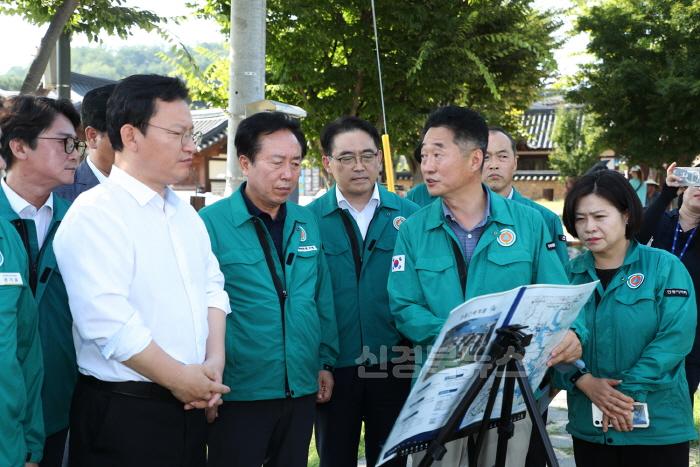 [크기변환]0812 권기창 안동시장, 김형동 국회의원과 안동댐 녹조발생현장 방문 (1).JPG