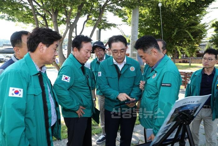 [크기변환]0812 권기창 안동시장, 김형동 국회의원과 안동댐 녹조발생현장 방문 (2).JPG