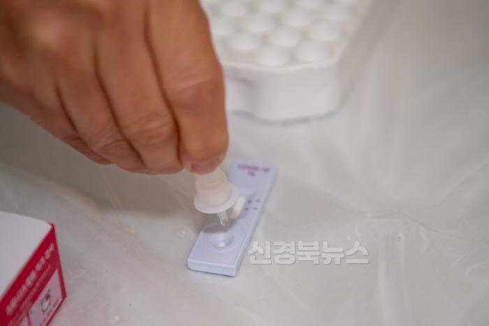 [크기변환]영덕군보건소, 코로나19 재유행 대비 선제 대응 신속항원키트 검사 장면.jpg