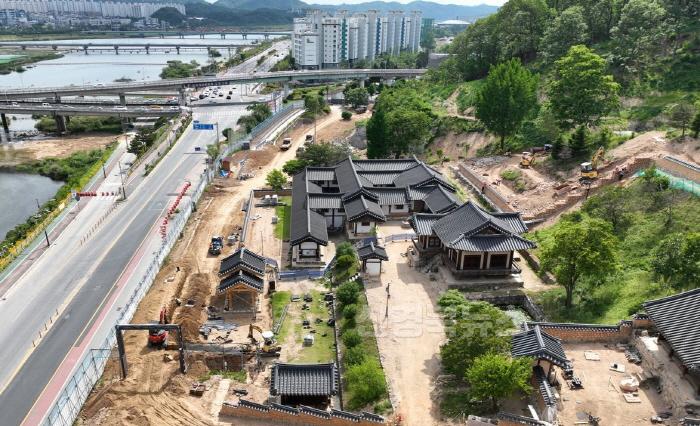 [크기변환]0813 ‘노블레스 오블리주’의 상징 석주 이상룡과 임청각 (2)-복원 중인 임청각.jpg