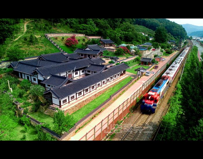 [크기변환]0813 ‘노블레스 오블리주’의 상징 석주 이상룡과 임청각 (4)-중앙선 복선화 전 임청각.jpg