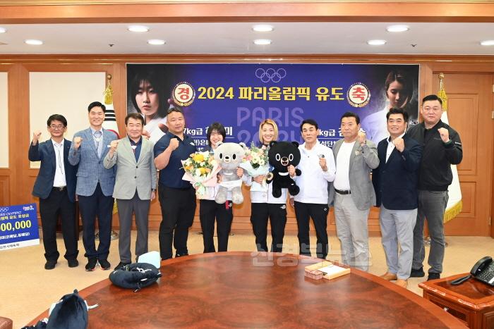 [크기변환]김천시, 파리올림픽 유도 허미미, 김지수 선수에 포상금 전달-스포츠산업과(사진5).jpeg