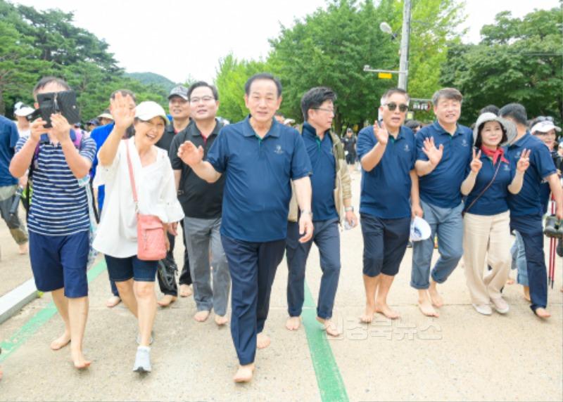 0814 문경시 사진자료(오감만족 2024 문경새재 맨발페스티벌 개최)-새마을체육과2.jpg