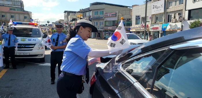 [크기변환]광복(光復), 고귀한 희생(犧牲), 태극기 달기로 기억하자-총무새마을과(사진3).jpg