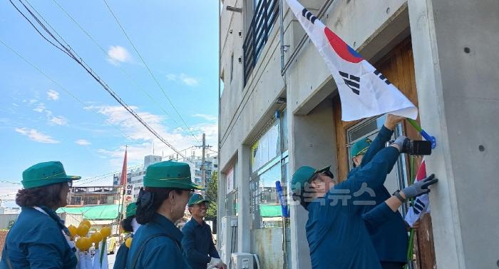 [크기변환]광복(光復), 고귀한 희생(犧牲), 태극기 달기로 기억하자-총무새마을과(사진6).jpg