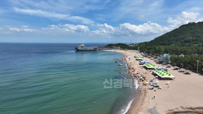 [크기변환]1-3_영덕군 7개 해수욕장 일제 폐장  15만여명 인파 몰려.JPG
