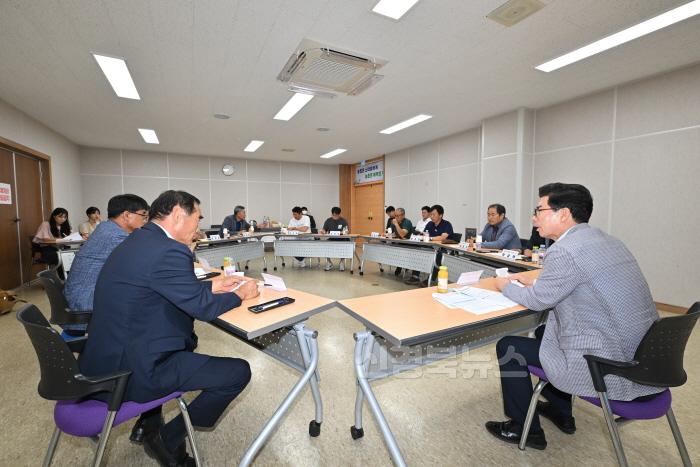 [크기변환]1-1_김광열 영덕군수, 한우농가 지원 현장 소통의 날 개최.jpg
