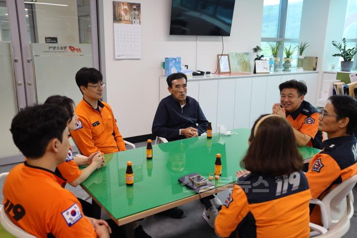 [크기변환]감사의 마음을 전한 구조자, 청송의 영웅을 만나다(1).JPG