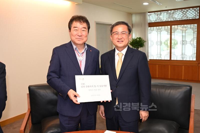 김충섭 시장 국립중앙박물관장 면담(사진1)-문화홍보실.jpg