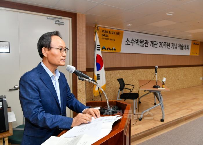 [크기변환]영주-1-4 박남서 영주시장이 학술대회에서 개관 20주년을 맞은 소수박물관의 새로운 도약을 다짐하고 있다.jpg