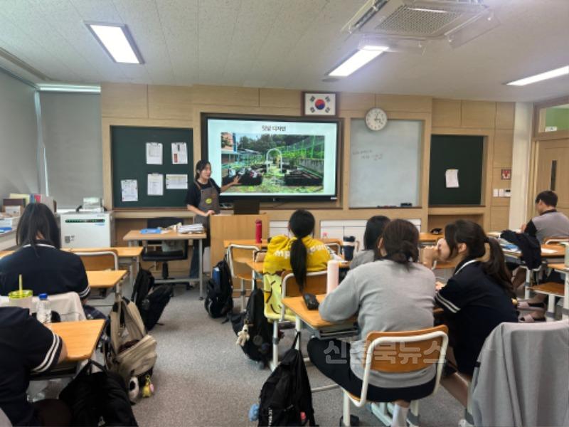 [농촌지원과]학교텃밭에서 배우는 농업  구미시 청소년농부학교 운영(실내수업중).JPG