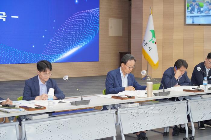 [크기변환]영주-1-2 박남서 영주시장(왼쪽 2번째)이 주요 업무보고를 청취하고 있다.JPG