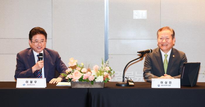 [크기변환]4._경상북도-행정안전부-KOICA_새마을_K-시그니처사업_업무협약식2.jpg