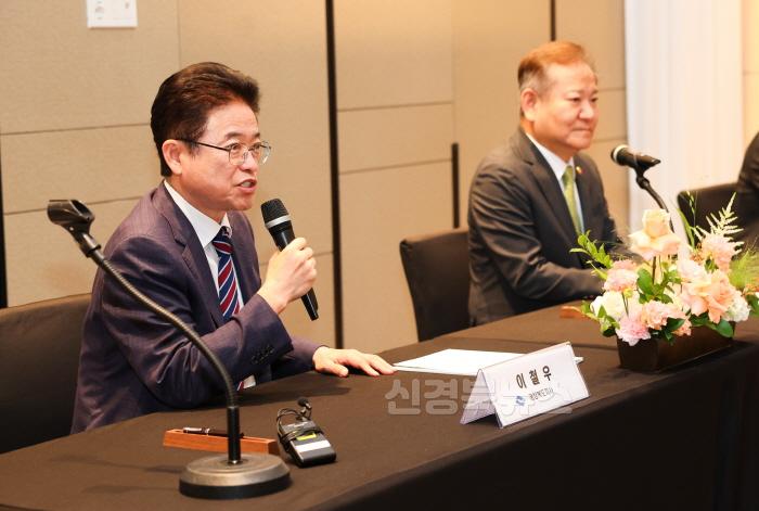 [크기변환]4._경상북도-행정안전부-KOICA_새마을_K-시그니처사업_업무협약식9jpg.jpg
