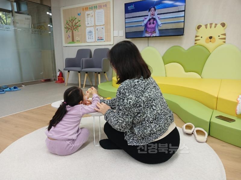2._(참고사진)아픈아이_돌봄서비스4.jpg