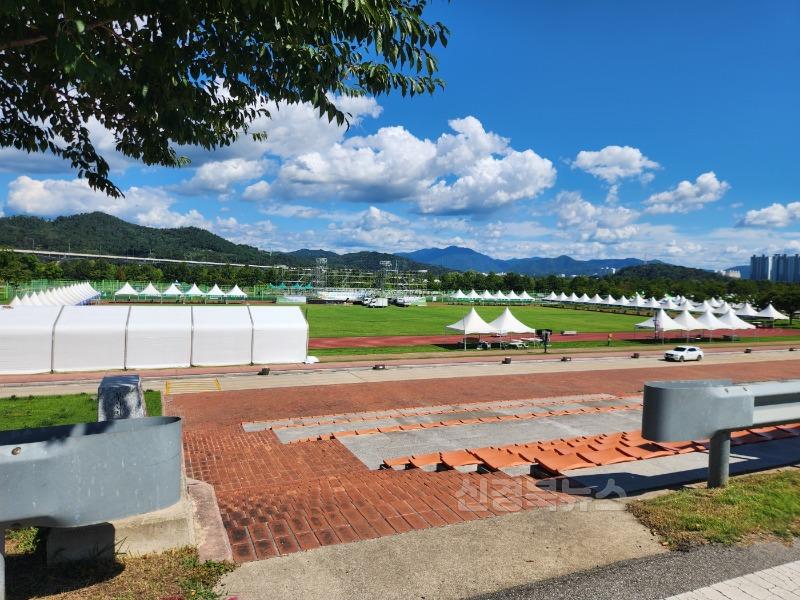 [농업정책과]전국 4만 농업인 구미 집결! 농촌의 젊은 에너지 폭발한다(행사장 설치 중 사진)2.jpg